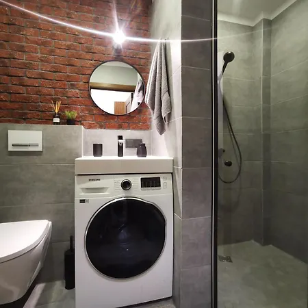 شقة Modern With Fully Equipped Kitchen, Close To Lucavsala Park, Free Parking On Street, Near Centre *