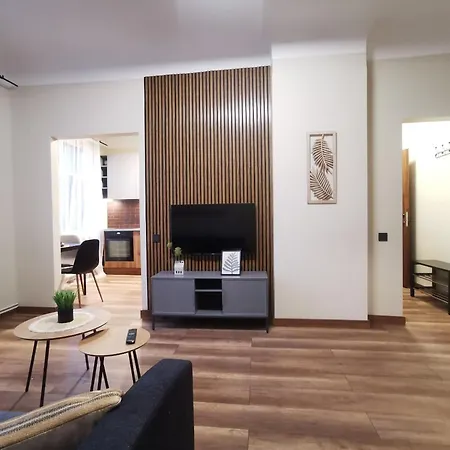 Modern With Fully Equipped Kitchen, Close To Lucavsala Park, Free Parking On Street, Near Centre شقة ريغا