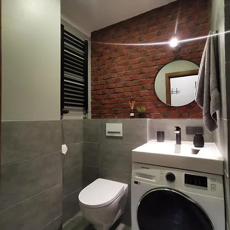 Modern With Fully Equipped Kitchen, Close To Lucavsala Park, Free Parking On Street, Near Centre *