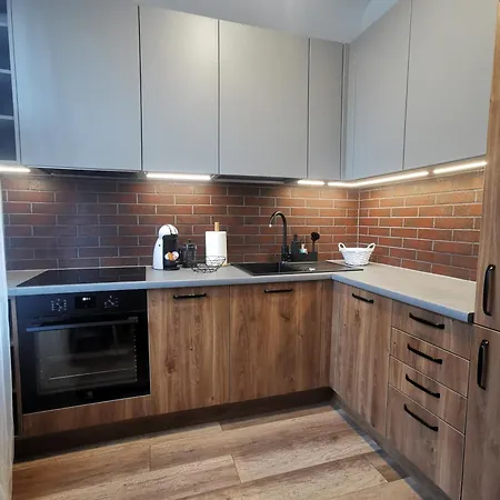 Daire Modern With Fully Equipped Kitchen, Close To Lucavsala Park, Free Parking On Street, Near Centre